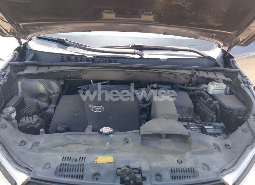 Photo 10 of 2019 Toyota Highlander LE (VIN 5TDZZRFH4KS303149)