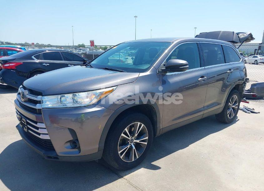Photo 2 of 2019 Toyota Highlander LE (VIN 5TDZZRFH4KS303149)