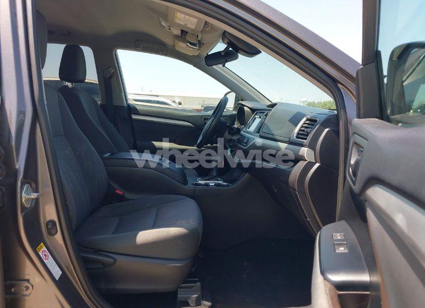 Photo 5 of 2019 Toyota Highlander LE (VIN 5TDZZRFH4KS303149)