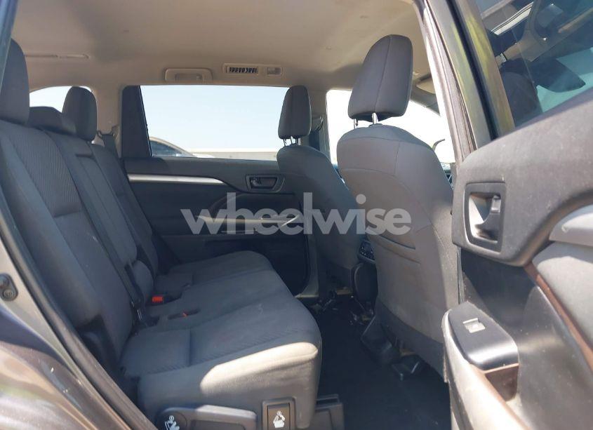 Photo 8 of 2019 Toyota Highlander LE (VIN 5TDZZRFH4KS303149)