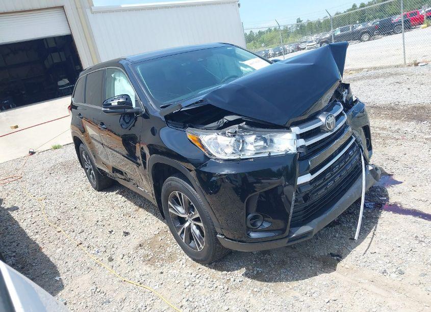 2019 Toyota Highlander LE (VIN 5TDZZRFH4KS359592) main photo