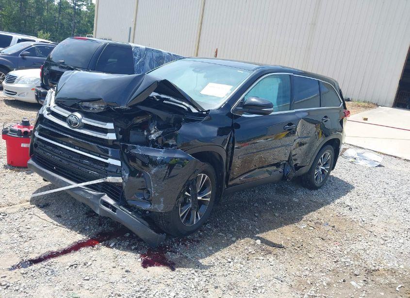 Photo 2 of 2019 Toyota Highlander LE (VIN 5TDZZRFH4KS359592)