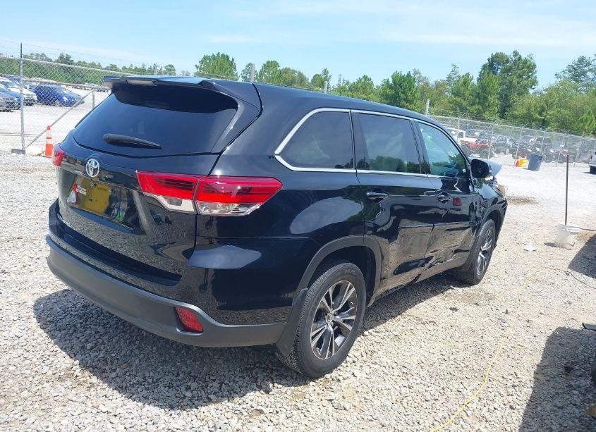 Photo 4 of 2019 Toyota Highlander LE (VIN 5TDZZRFH4KS359592)