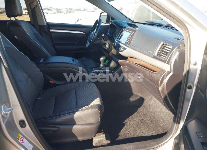 Photo 5 of 2017 Toyota Highlander LE PLUS (VIN 5TDZZRFH5HS189512)