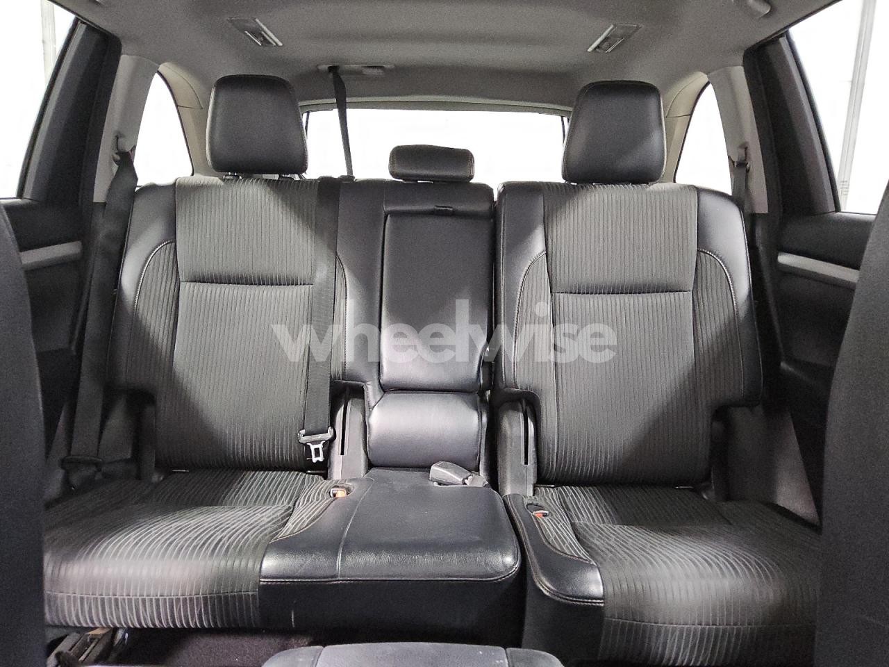 Photo 10 of 2017 TOYOTA HIGHLANDER LE (VIN 5TDZZRFH5HS209340)