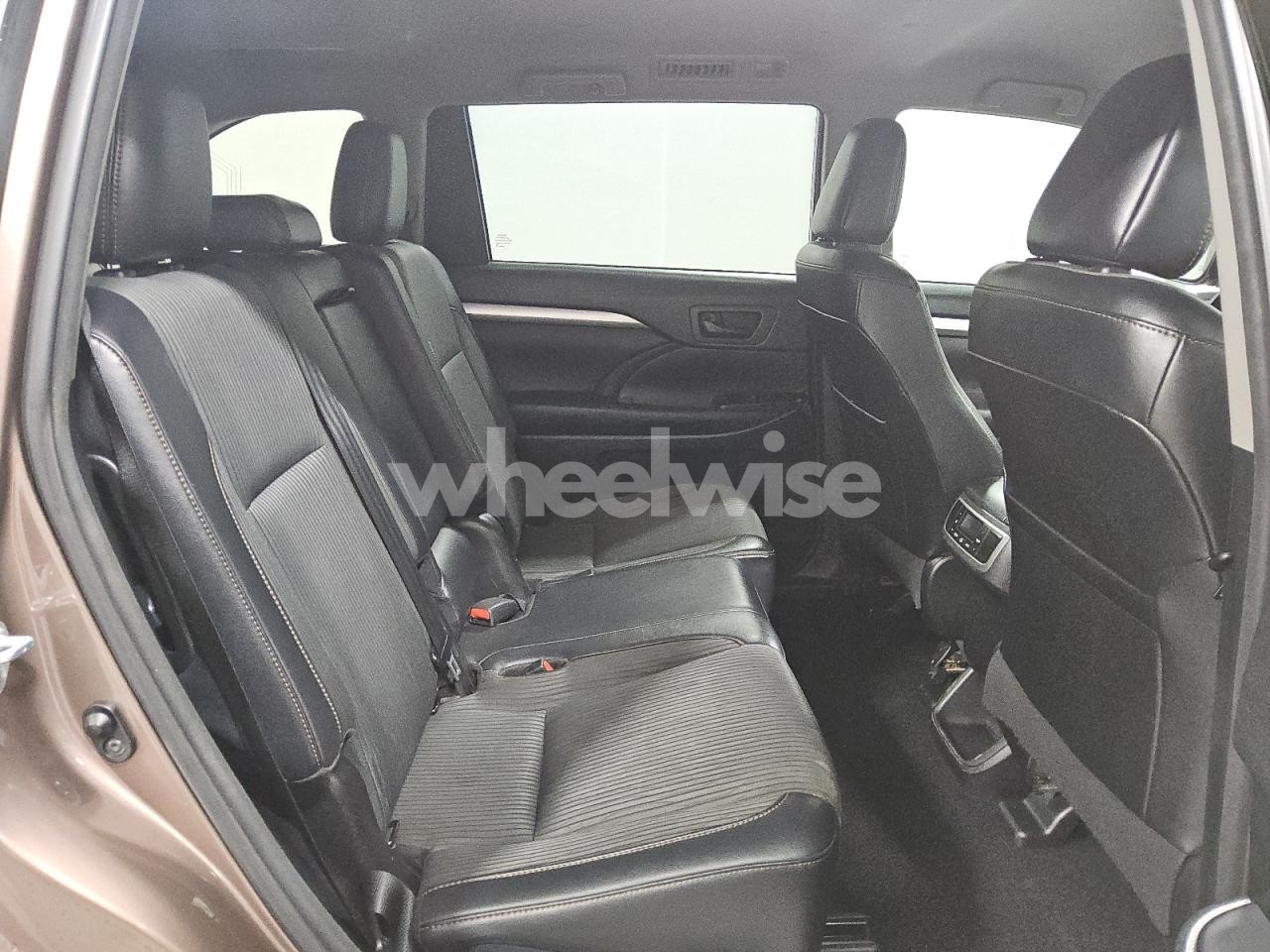 Photo 11 of 2017 TOYOTA HIGHLANDER LE (VIN 5TDZZRFH5HS209340)