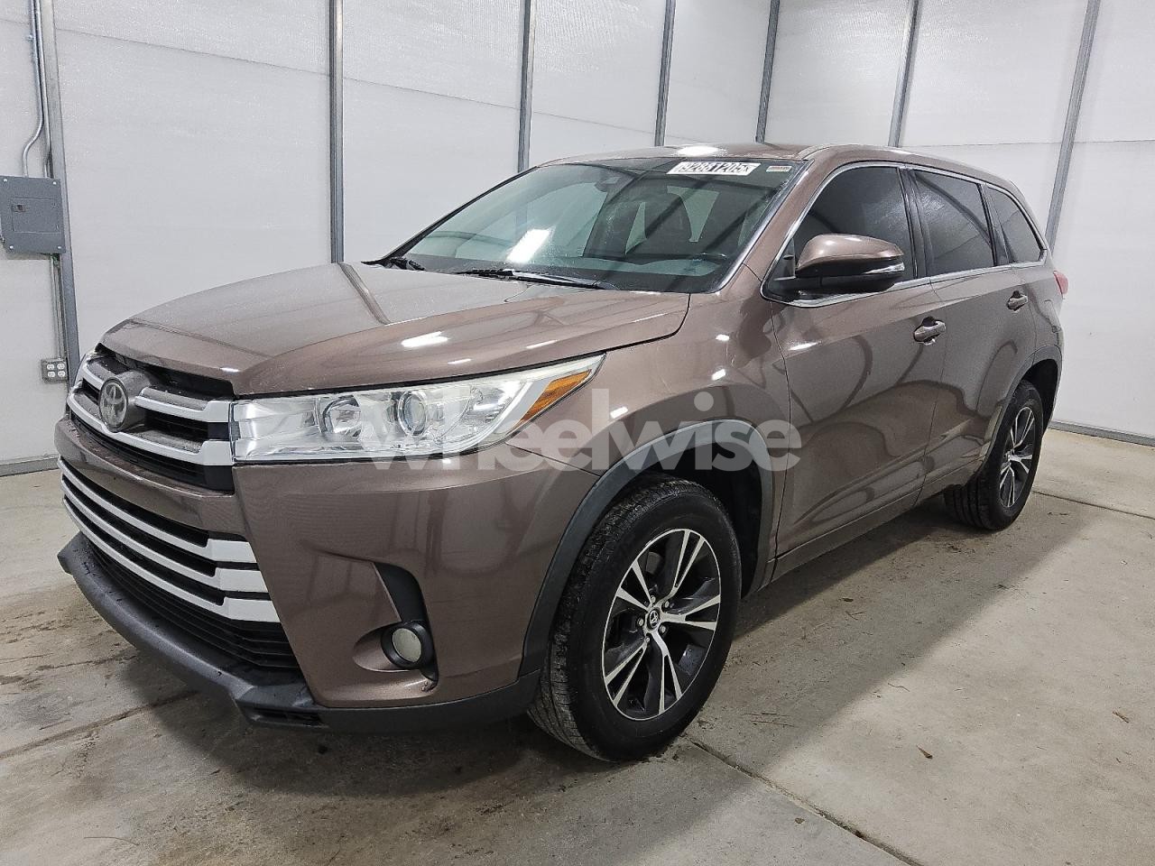 2017 TOYOTA HIGHLANDER LE (VIN 5TDZZRFH5HS209340) main photo
