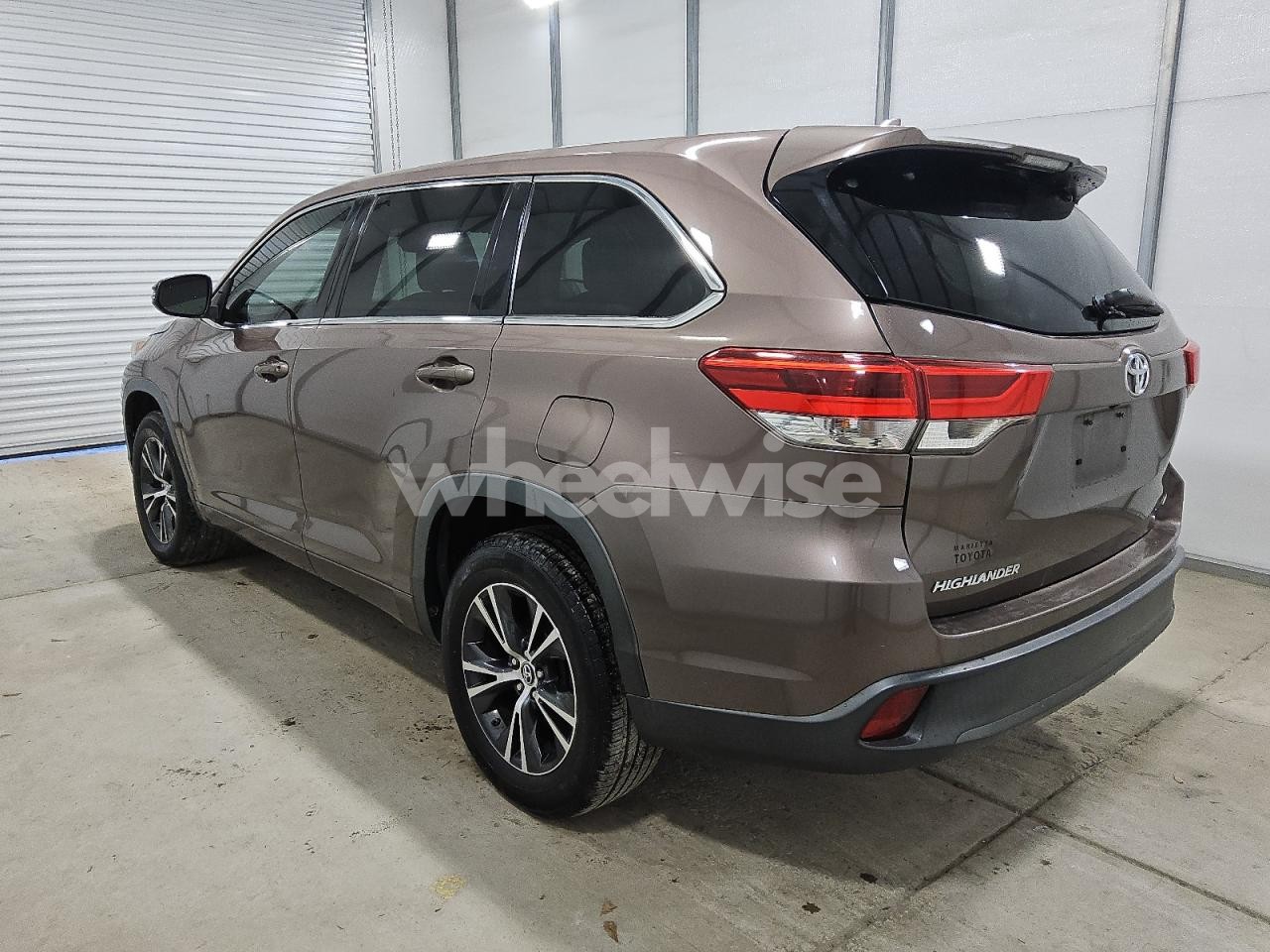 Photo 2 of 2017 TOYOTA HIGHLANDER LE (VIN 5TDZZRFH5HS209340)