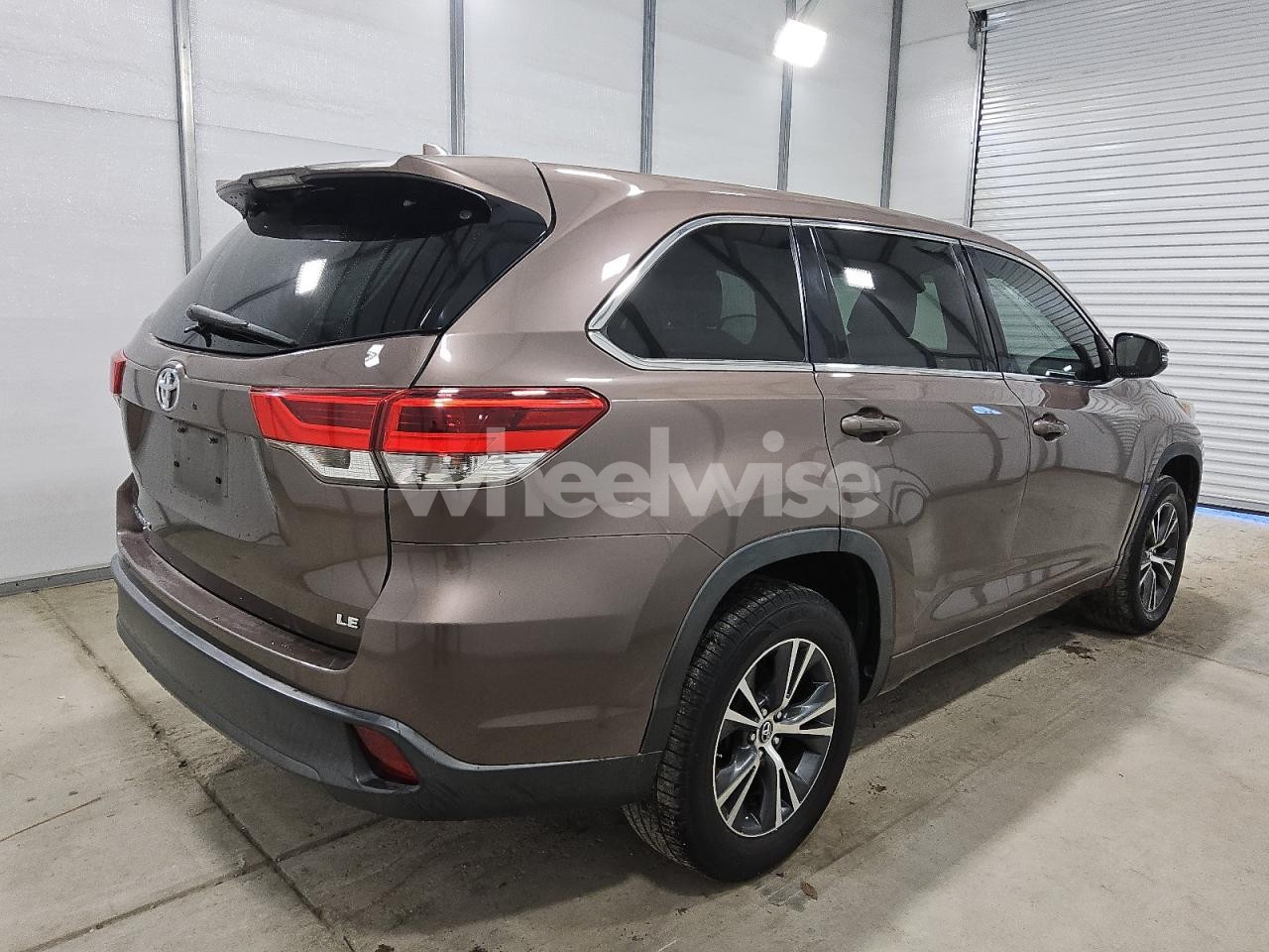 Photo 3 of 2017 TOYOTA HIGHLANDER LE (VIN 5TDZZRFH5HS209340)