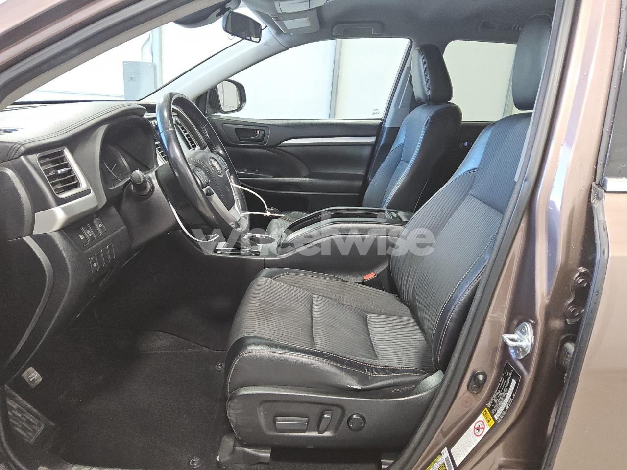 Photo 7 of 2017 TOYOTA HIGHLANDER LE (VIN 5TDZZRFH5HS209340)