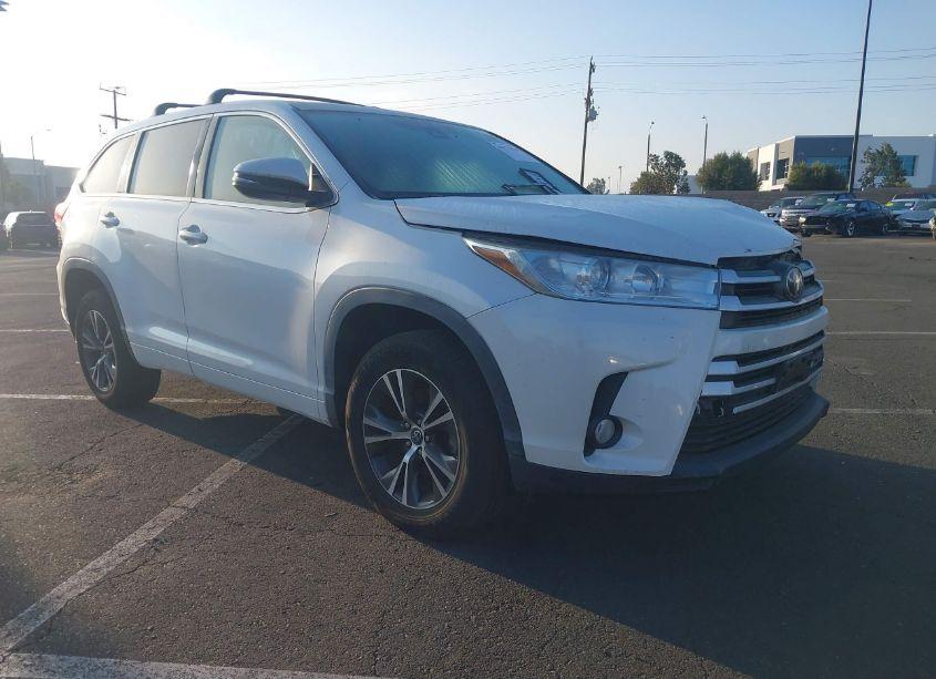 2018 Toyota Highlander LE PLUS (VIN 5TDZZRFH5JS254039) main photo