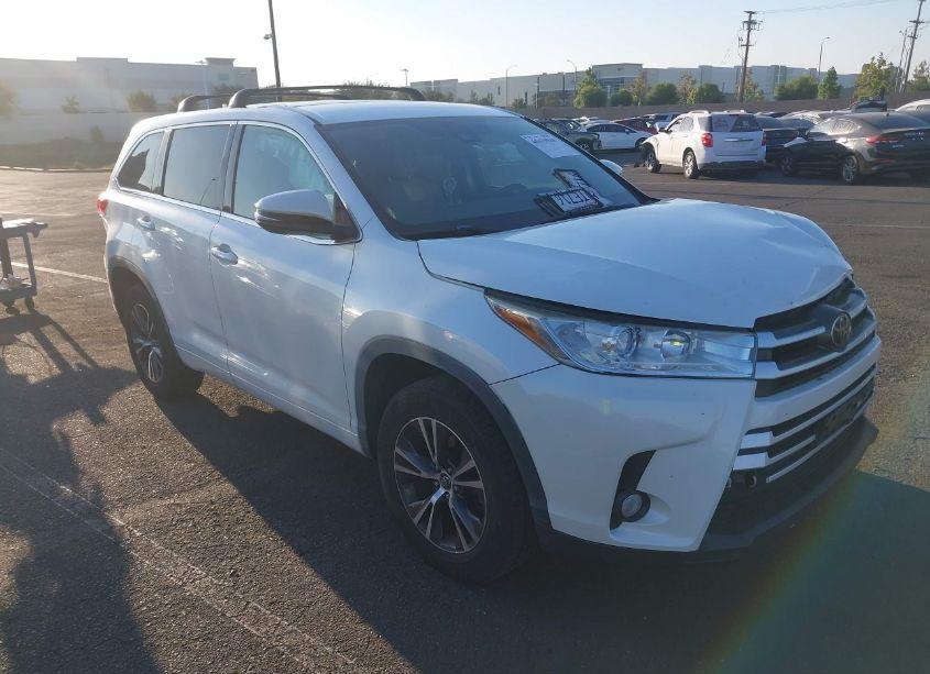 Photo 13 of 2018 Toyota Highlander LE PLUS (VIN 5TDZZRFH5JS254039)