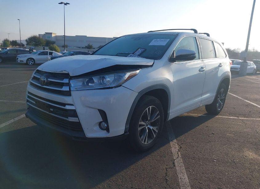 Photo 2 of 2018 Toyota Highlander LE PLUS (VIN 5TDZZRFH5JS254039)