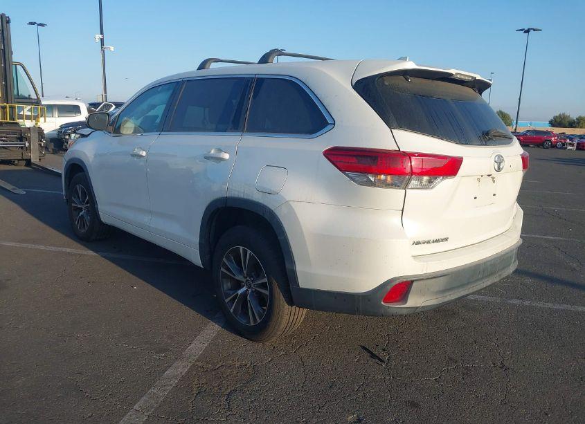 Photo 3 of 2018 Toyota Highlander LE PLUS (VIN 5TDZZRFH5JS254039)