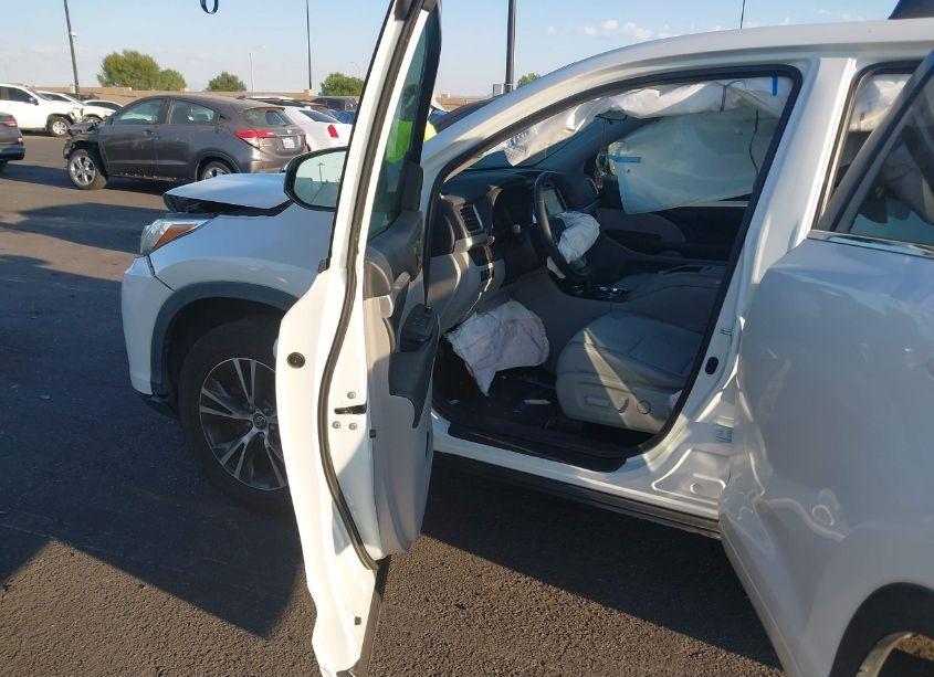 Photo 5 of 2018 Toyota Highlander LE PLUS (VIN 5TDZZRFH5JS254039)