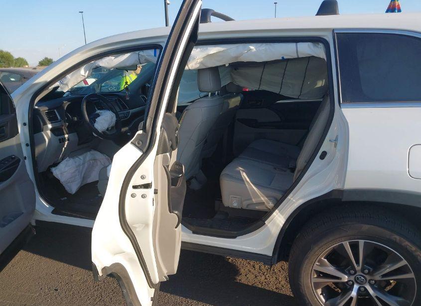 Photo 8 of 2018 Toyota Highlander LE PLUS (VIN 5TDZZRFH5JS254039)