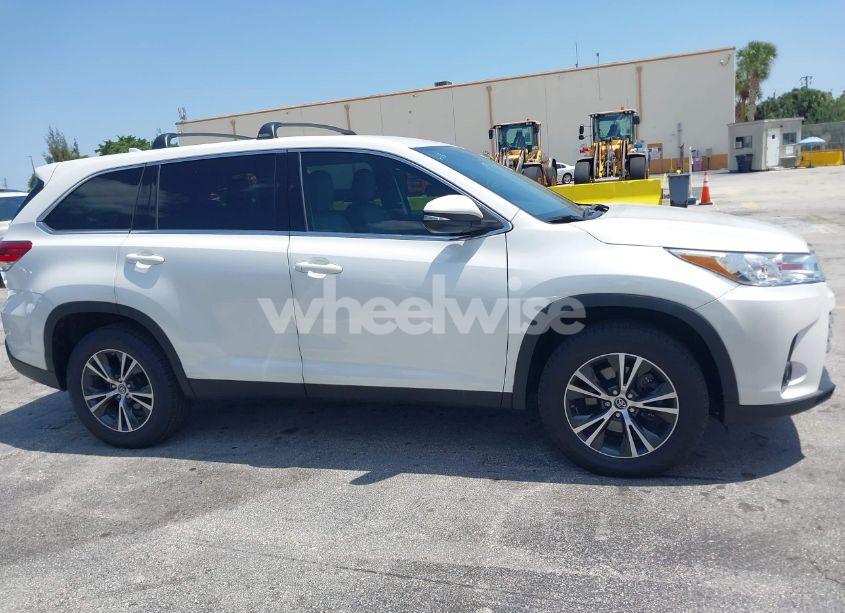 Photo 13 of 2019 Toyota Highlander LE PLUS (VIN 5TDZZRFH5KS348391)