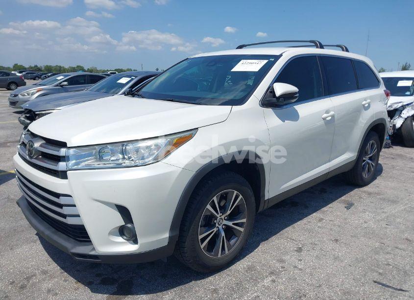 Photo 2 of 2019 Toyota Highlander LE PLUS (VIN 5TDZZRFH5KS348391)