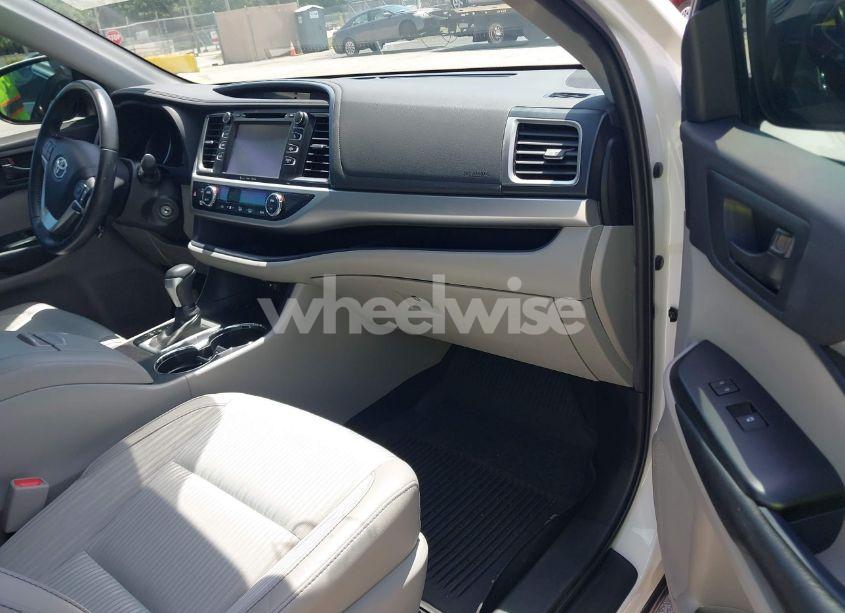 Photo 5 of 2019 Toyota Highlander LE PLUS (VIN 5TDZZRFH5KS348391)