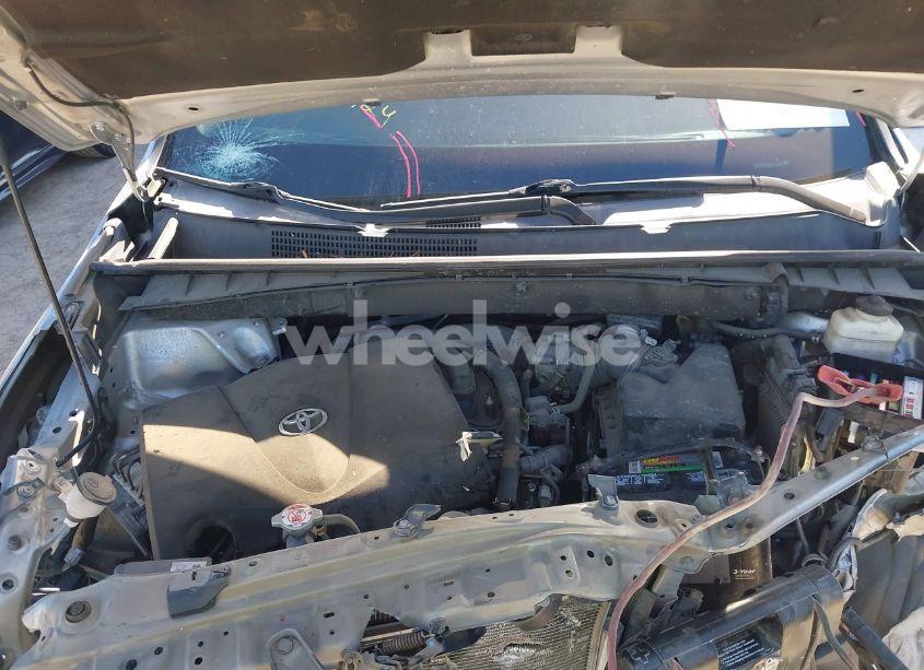 Photo 10 of 2018 Toyota Highlander LE (VIN 5TDZZRFH6JS249884)