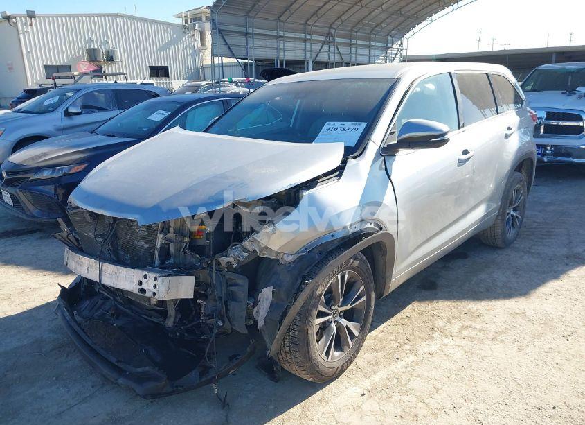 Photo 2 of 2018 Toyota Highlander LE (VIN 5TDZZRFH6JS249884)