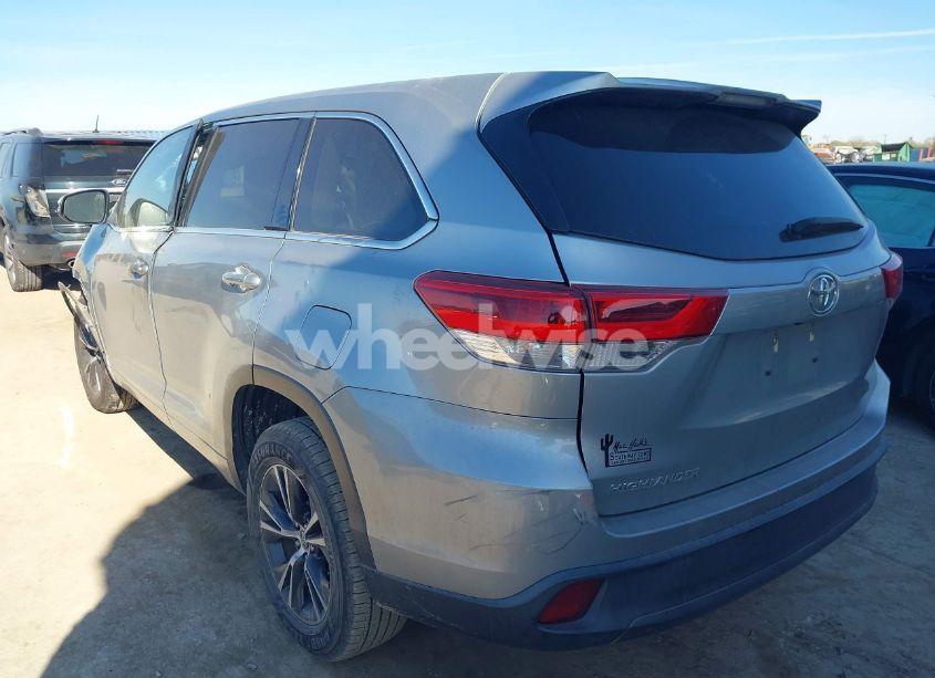 Photo 3 of 2018 Toyota Highlander LE (VIN 5TDZZRFH6JS249884)