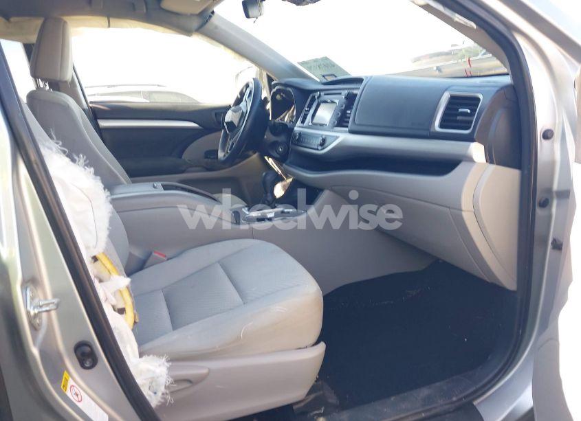 Photo 5 of 2018 Toyota Highlander LE (VIN 5TDZZRFH6JS249884)