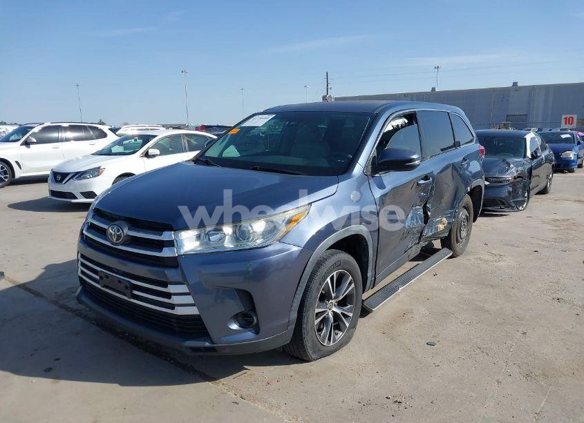 Photo 2 of 2019 Toyota Highlander LE (VIN 5TDZZRFH6KS341675)