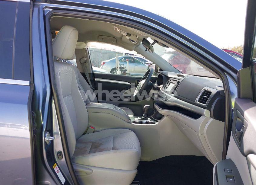 Photo 5 of 2019 Toyota Highlander LE (VIN 5TDZZRFH6KS341675)