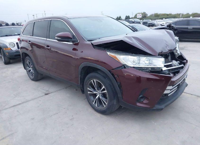 2019 Toyota Highlander LE (VIN 5TDZZRFH6KS365684) main photo