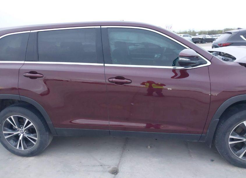 Photo 13 of 2019 Toyota Highlander LE (VIN 5TDZZRFH6KS365684)