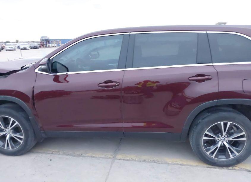 Photo 14 of 2019 Toyota Highlander LE (VIN 5TDZZRFH6KS365684)