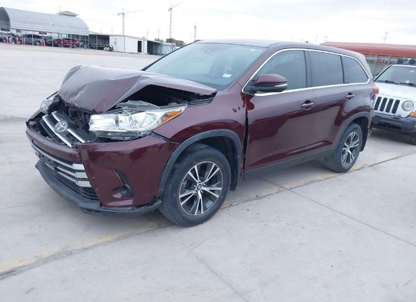 Photo 2 of 2019 Toyota Highlander LE (VIN 5TDZZRFH6KS365684)