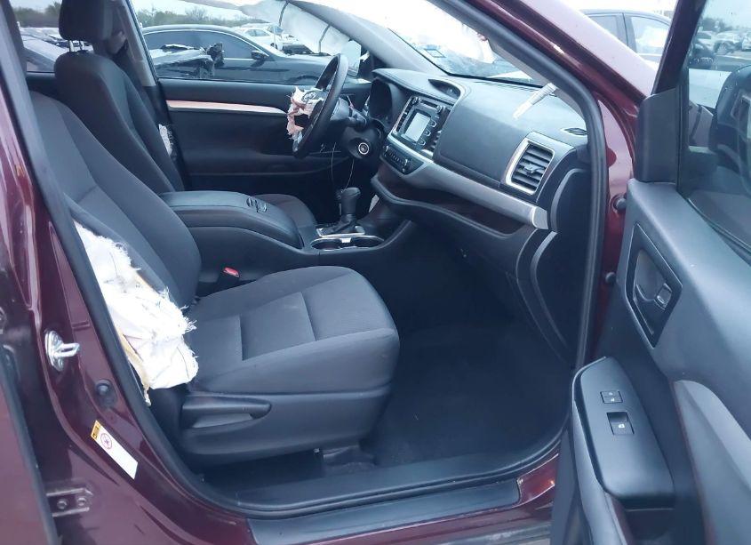 Photo 5 of 2019 Toyota Highlander LE (VIN 5TDZZRFH6KS365684)