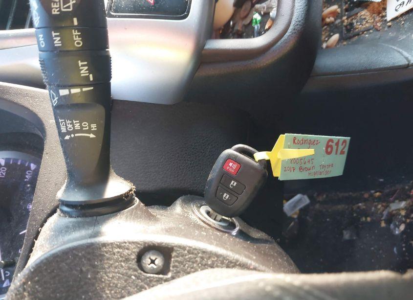 Photo 11 of 2017 Toyota Highlander LE (VIN 5TDZZRFH7HS192993)