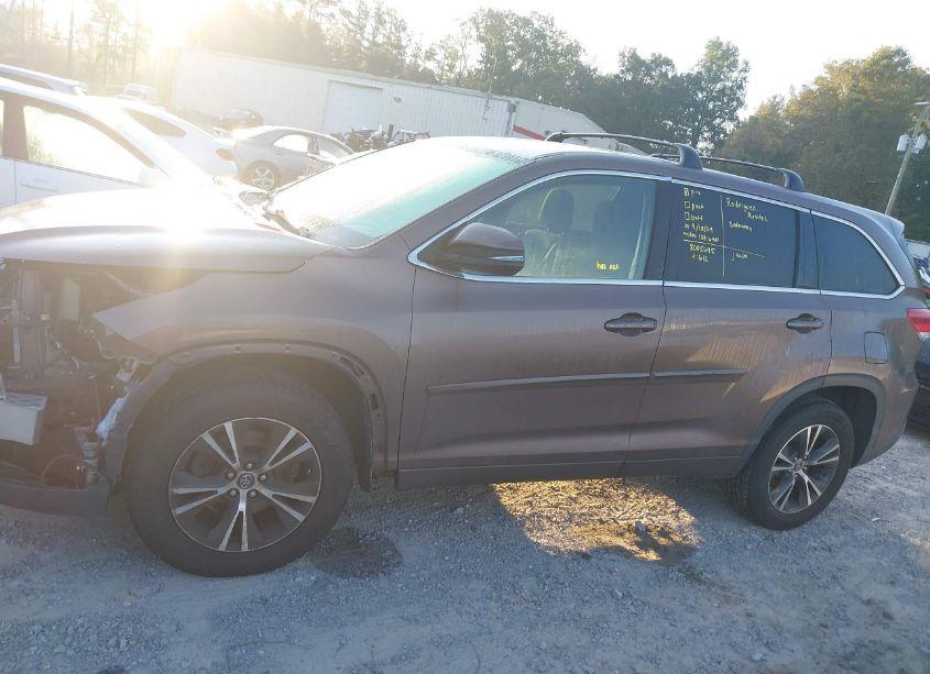 Photo 14 of 2017 Toyota Highlander LE (VIN 5TDZZRFH7HS192993)