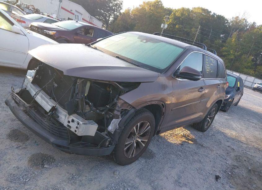 Photo 2 of 2017 Toyota Highlander LE (VIN 5TDZZRFH7HS192993)