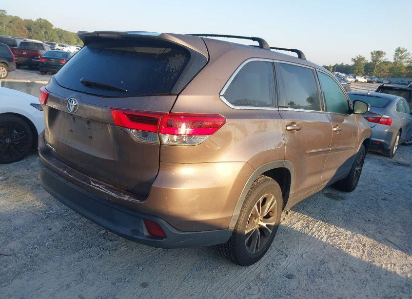 Photo 4 of 2017 Toyota Highlander LE (VIN 5TDZZRFH7HS192993)