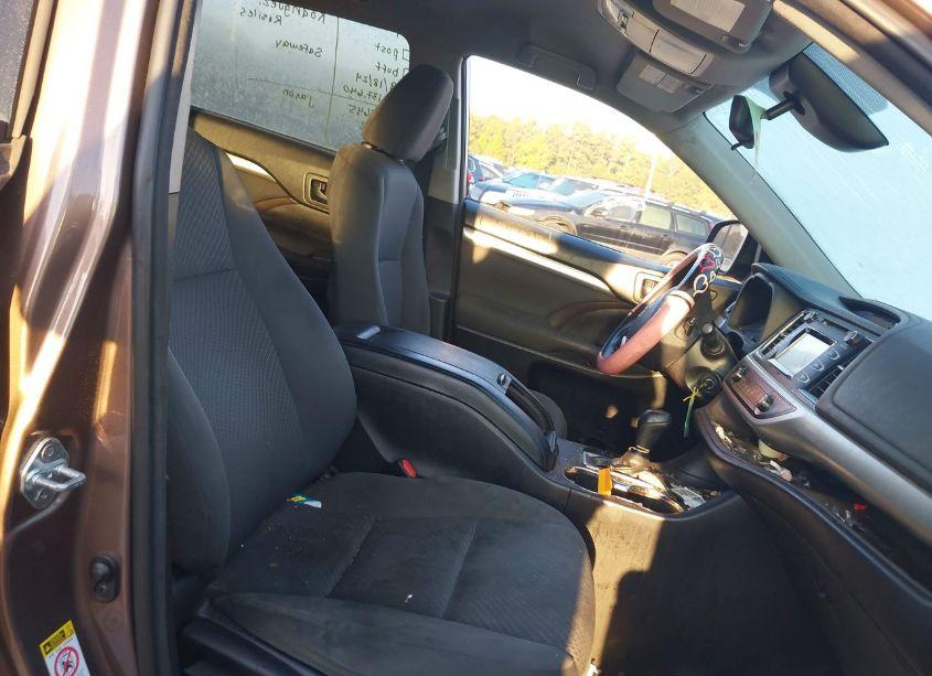 Photo 5 of 2017 Toyota Highlander LE (VIN 5TDZZRFH7HS192993)