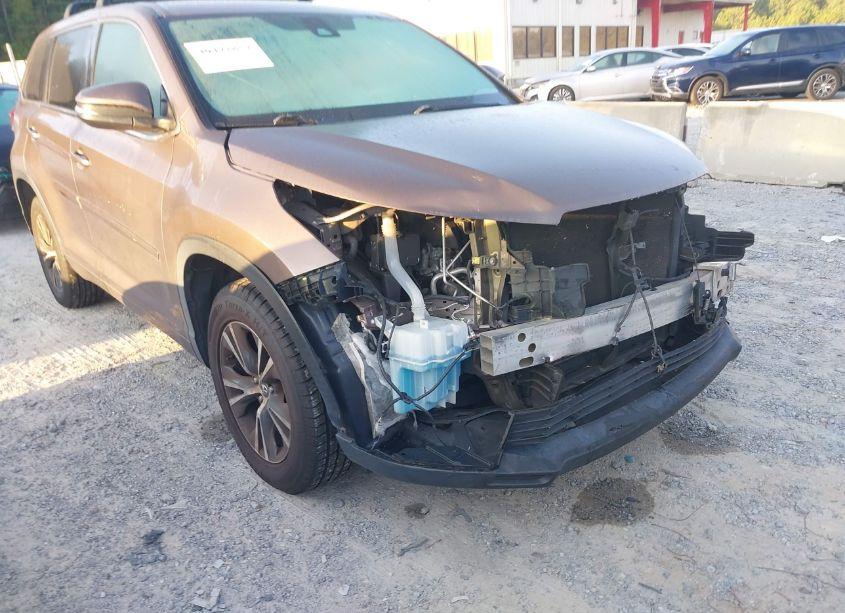 Photo 6 of 2017 Toyota Highlander LE (VIN 5TDZZRFH7HS192993)