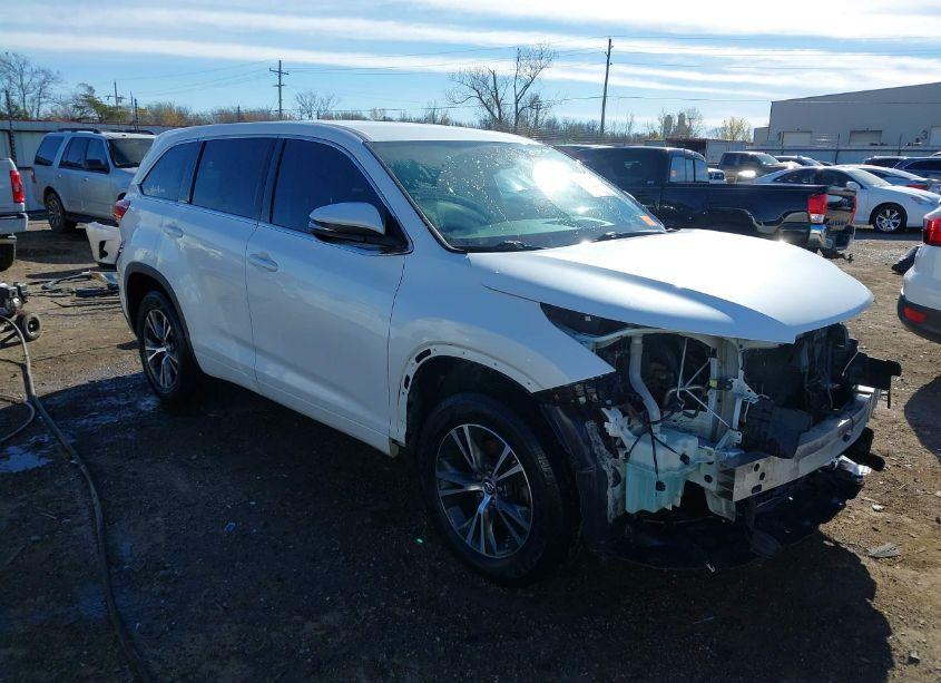 2017 Toyota Highlander LE (VIN 5TDZZRFH7HS196557) main photo