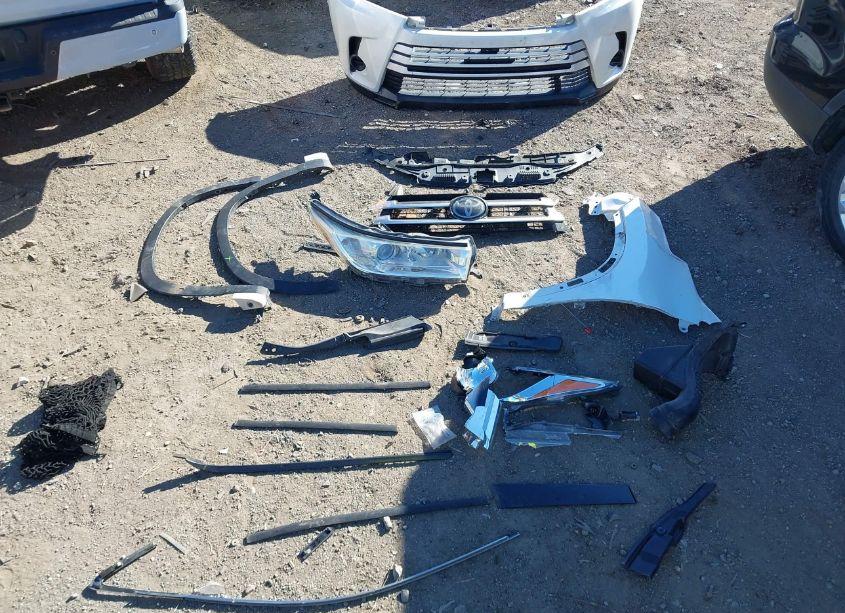 Photo 12 of 2017 Toyota Highlander LE (VIN 5TDZZRFH7HS196557)