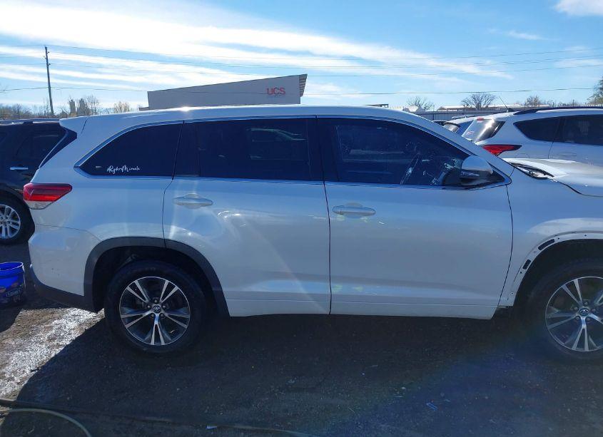Photo 14 of 2017 Toyota Highlander LE (VIN 5TDZZRFH7HS196557)
