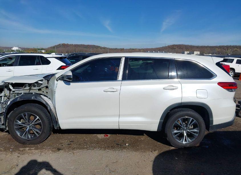 Photo 15 of 2017 Toyota Highlander LE (VIN 5TDZZRFH7HS196557)