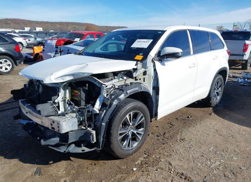 Photo 2 of 2017 Toyota Highlander LE (VIN 5TDZZRFH7HS196557)