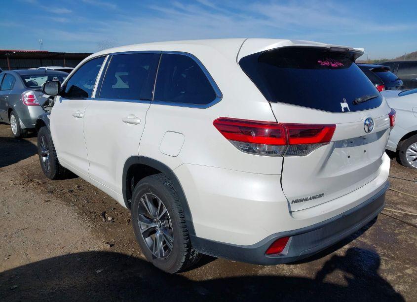 Photo 3 of 2017 Toyota Highlander LE (VIN 5TDZZRFH7HS196557)