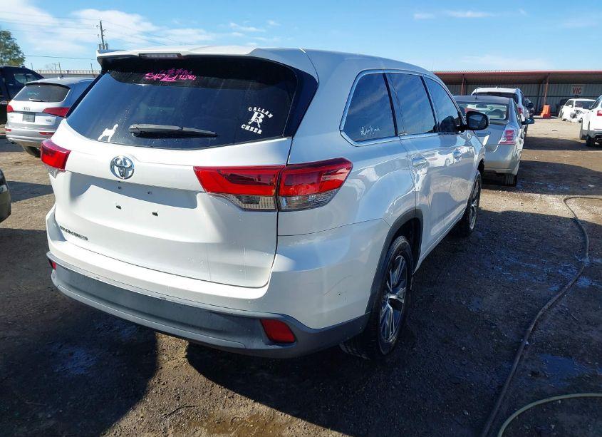 Photo 4 of 2017 Toyota Highlander LE (VIN 5TDZZRFH7HS196557)
