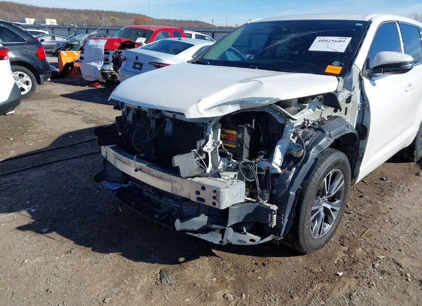Photo 6 of 2017 Toyota Highlander LE (VIN 5TDZZRFH7HS196557)