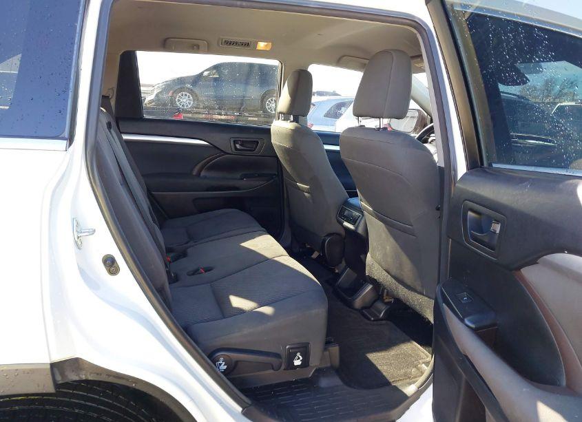 Photo 8 of 2017 Toyota Highlander LE (VIN 5TDZZRFH7HS196557)