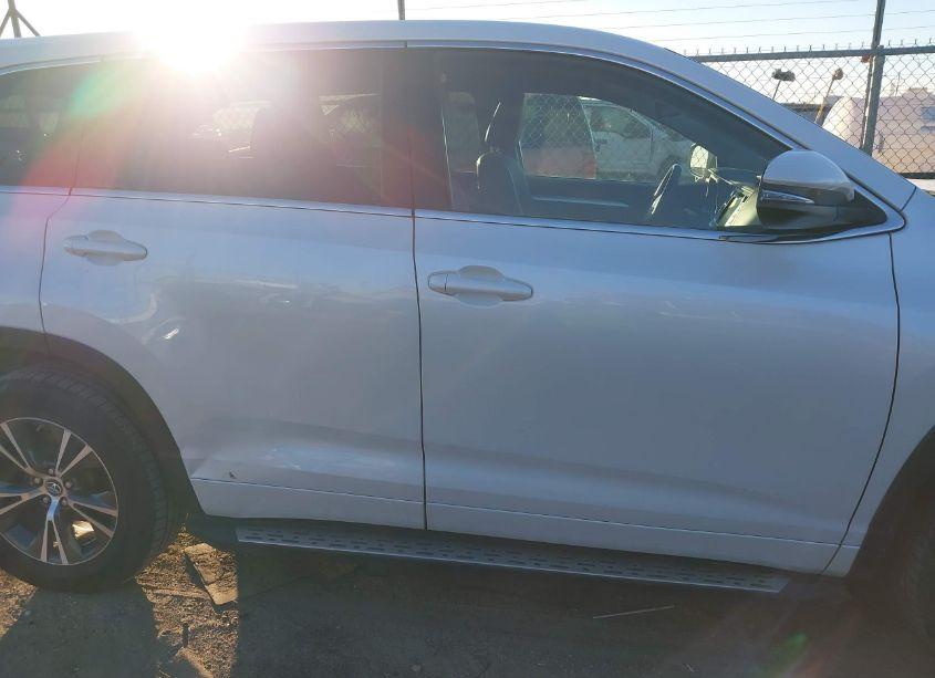 Photo 14 of 2018 Toyota Highlander LE PLUS (VIN 5TDZZRFH7JS241082)